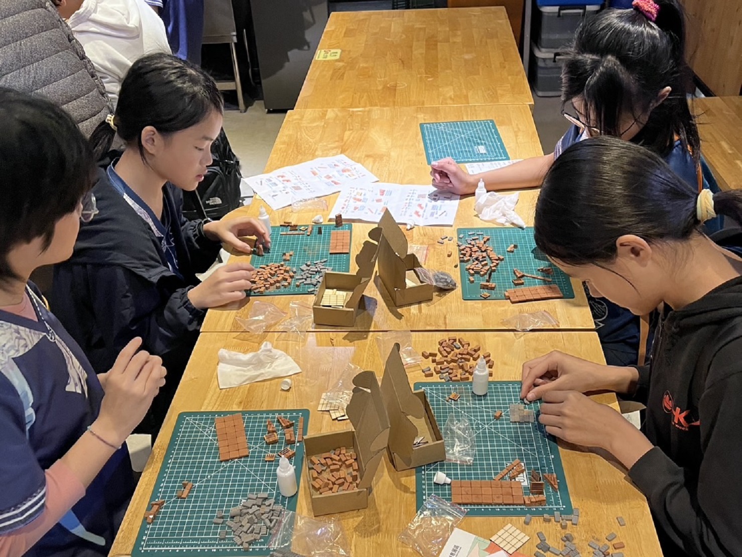 08_參觀新竹241藝術空間，脫下鞋子入展間與作品互動